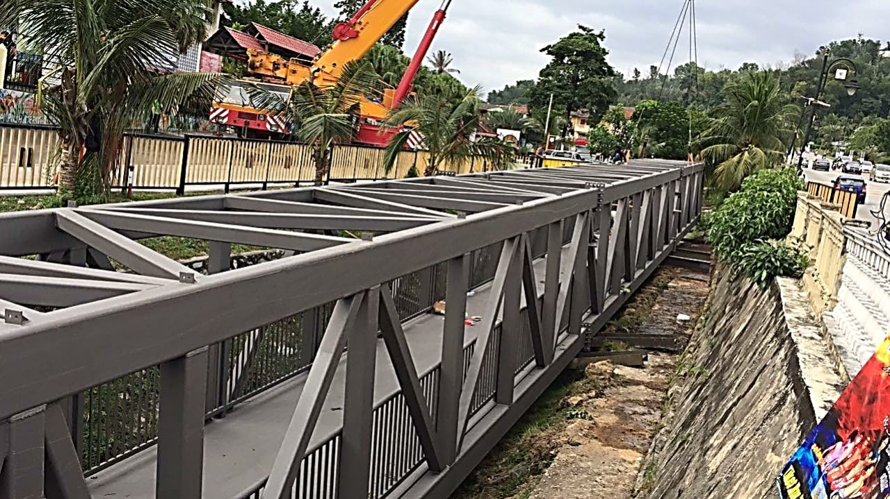 Pedestrian link bridge